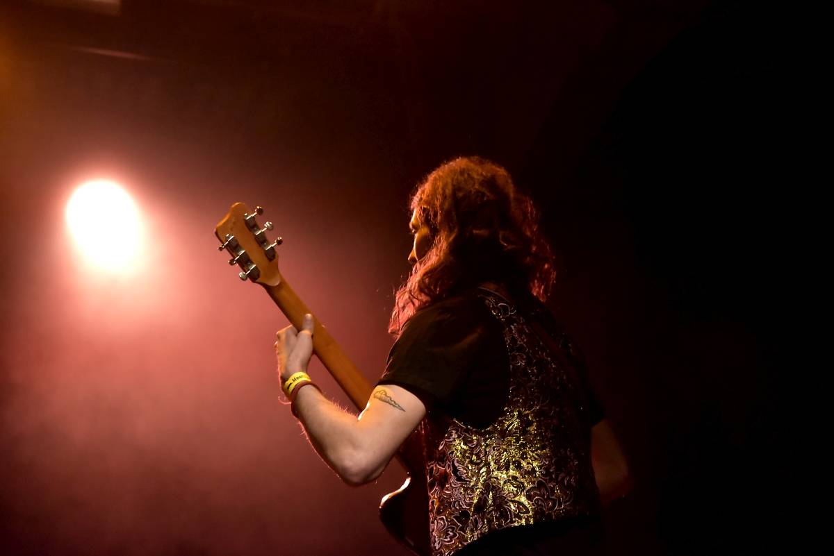 Pražská MeetFactory přivítala Red Bird Festival na podporu Ukrajiny, zahráli Jan Fic, Květy i Jakub König