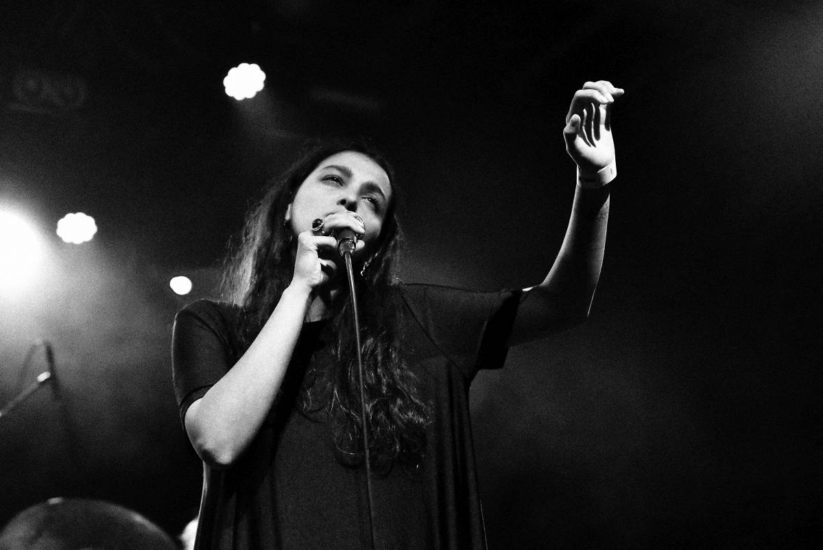 Pražská MeetFactory přivítala Red Bird Festival na podporu Ukrajiny, zahráli Jan Fic, Květy i Jakub König