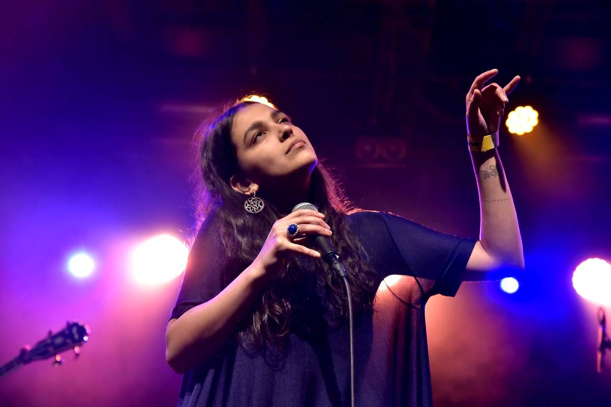 Pražská MeetFactory přivítala Red Bird Festival na podporu Ukrajiny, zahráli Jan Fic, Květy i Jakub König