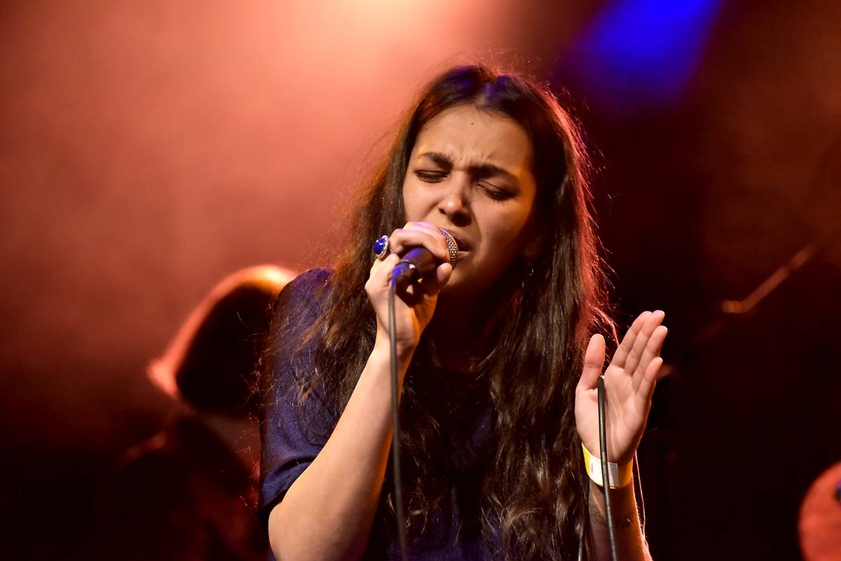 Pražská MeetFactory přivítala Red Bird Festival na podporu Ukrajiny, zahráli Jan Fic, Květy i Jakub König