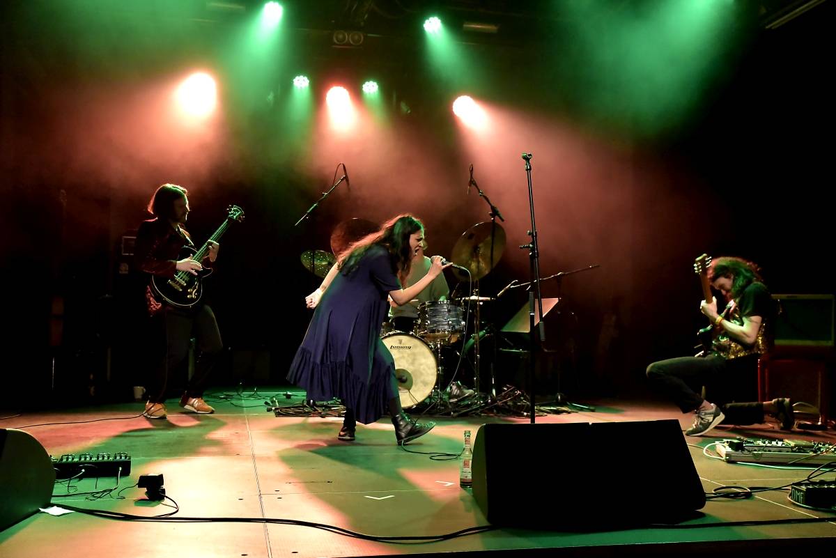 Pražská MeetFactory přivítala Red Bird Festival na podporu Ukrajiny, zahráli Jan Fic, Květy i Jakub König