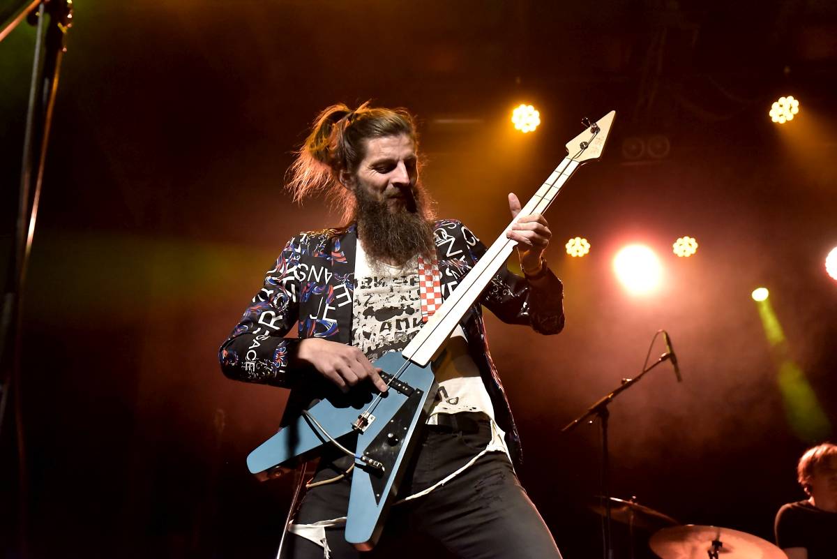 Pražská MeetFactory přivítala Red Bird Festival na podporu Ukrajiny, zahráli Jan Fic, Květy i Jakub König