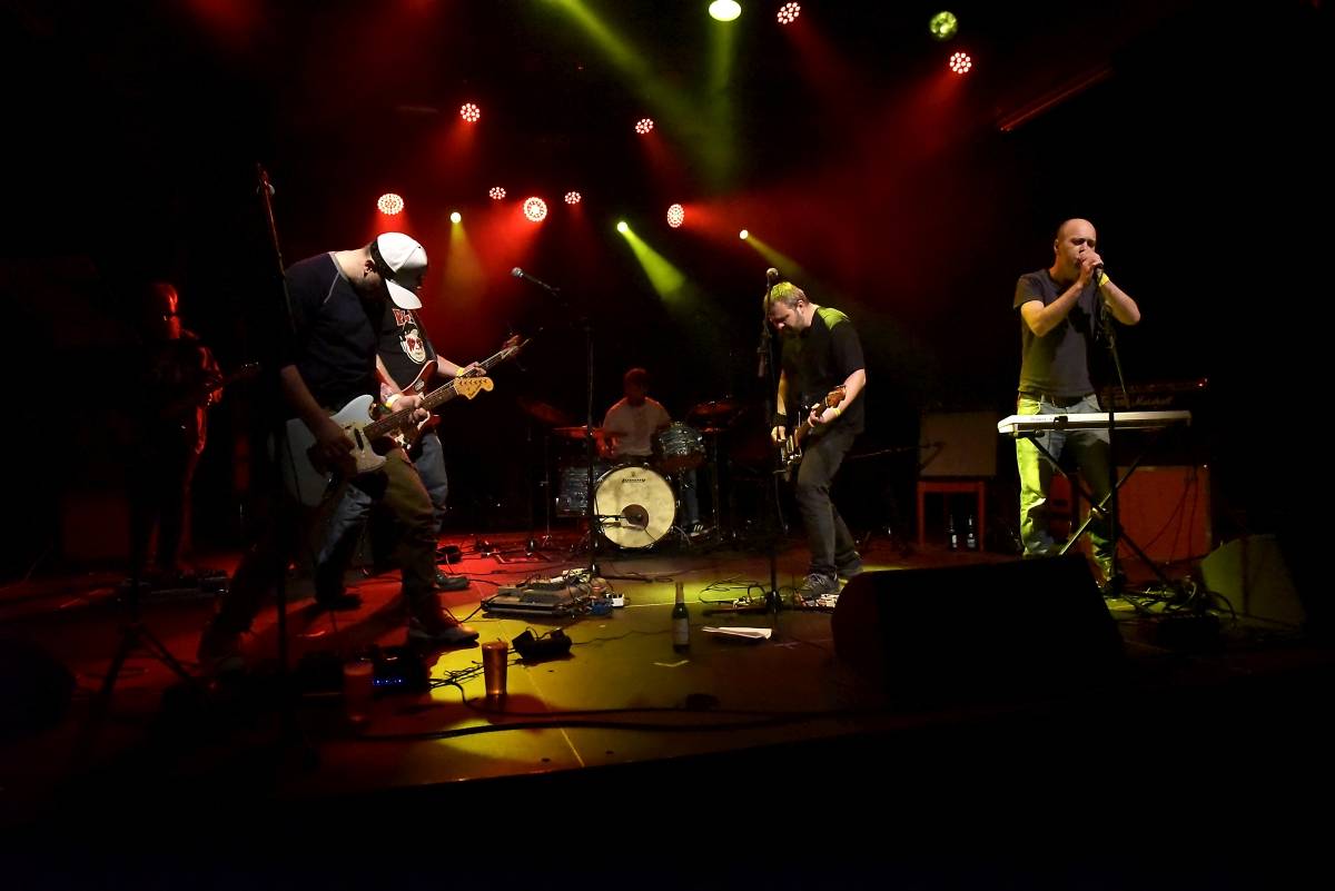 Pražská MeetFactory přivítala Red Bird Festival na podporu Ukrajiny, zahráli Jan Fic, Květy i Jakub König