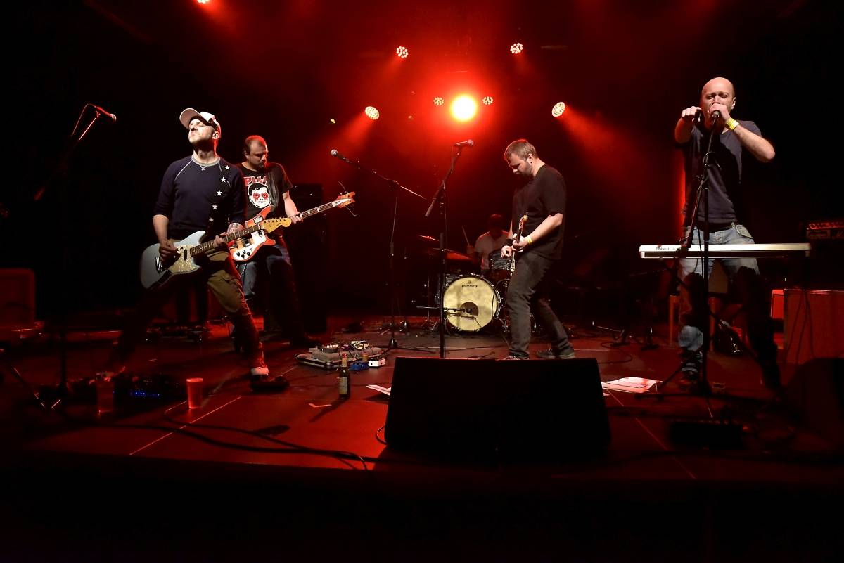 Pražská MeetFactory přivítala Red Bird Festival na podporu Ukrajiny, zahráli Jan Fic, Květy i Jakub König