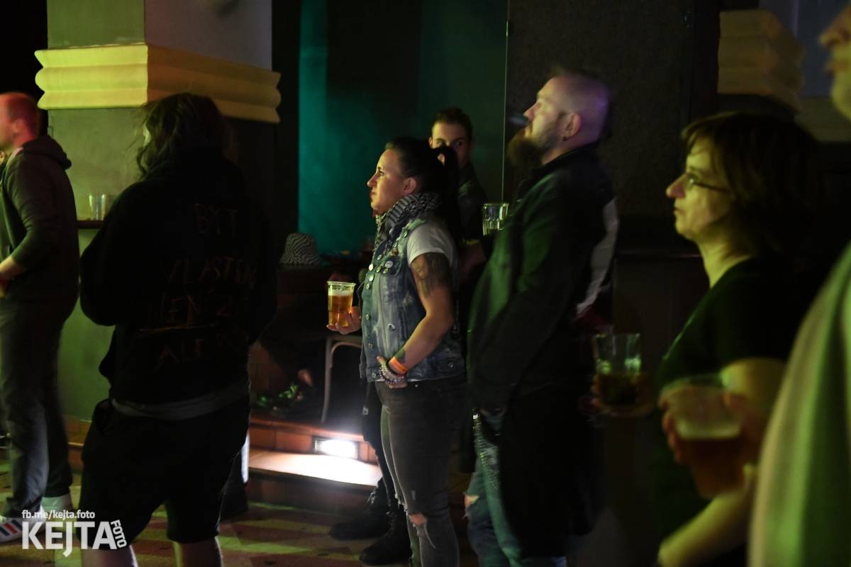 Punková nálada se linula klubem. Totální nasazení, The Fialky a Nežfaleš zakončili své turné