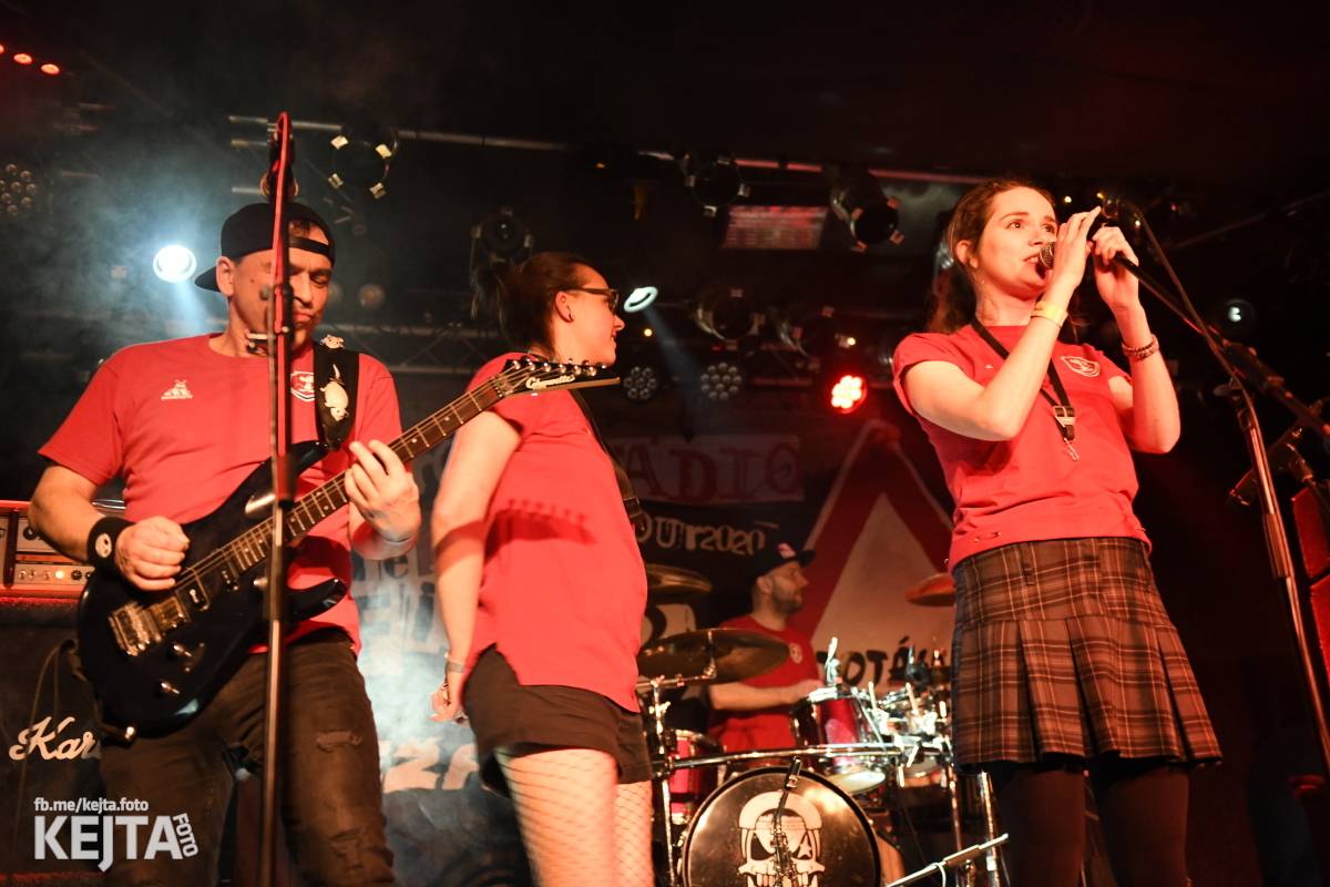 Punková nálada se linula klubem. Totální nasazení, The Fialky a Nežfaleš zakončili své turné