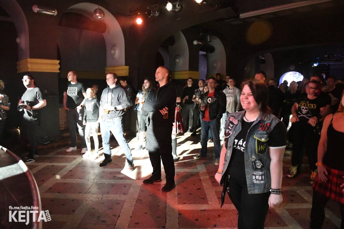 Punková nálada se linula klubem. Totální nasazení, The Fialky a Nežfaleš zakončili své turné