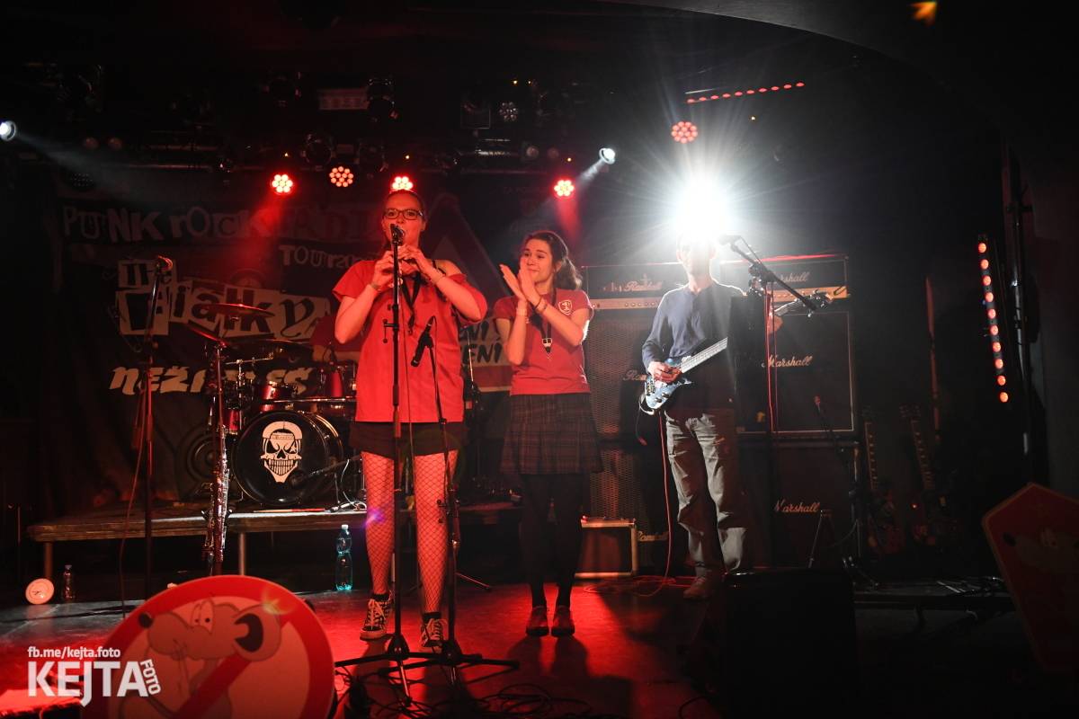 Punková nálada se linula klubem. Totální nasazení, The Fialky a Nežfaleš zakončili své turné