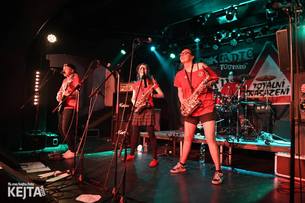 Punková nálada se linula klubem. Totální nasazení, The Fialky a Nežfaleš zakončili své turné