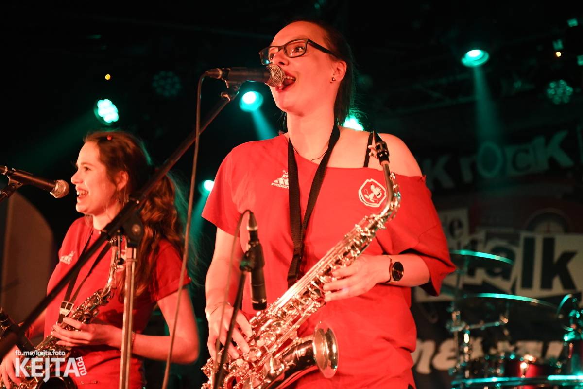 Punková nálada se linula klubem. Totální nasazení, The Fialky a Nežfaleš zakončili své turné