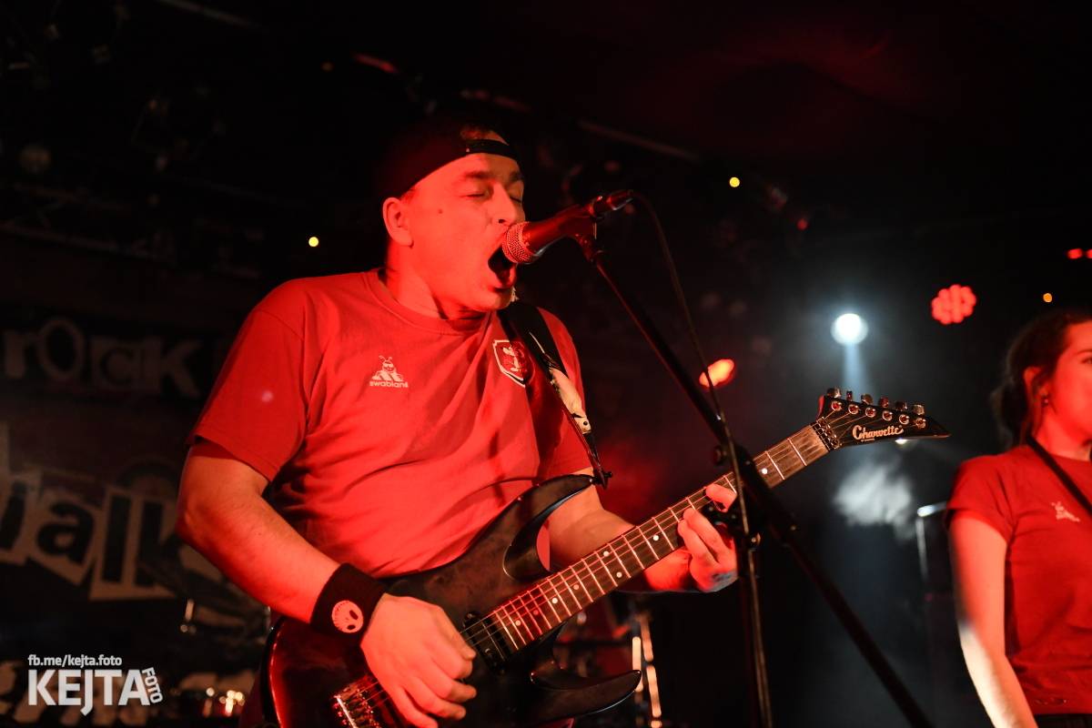 Punková nálada se linula klubem. Totální nasazení, The Fialky a Nežfaleš zakončili své turné