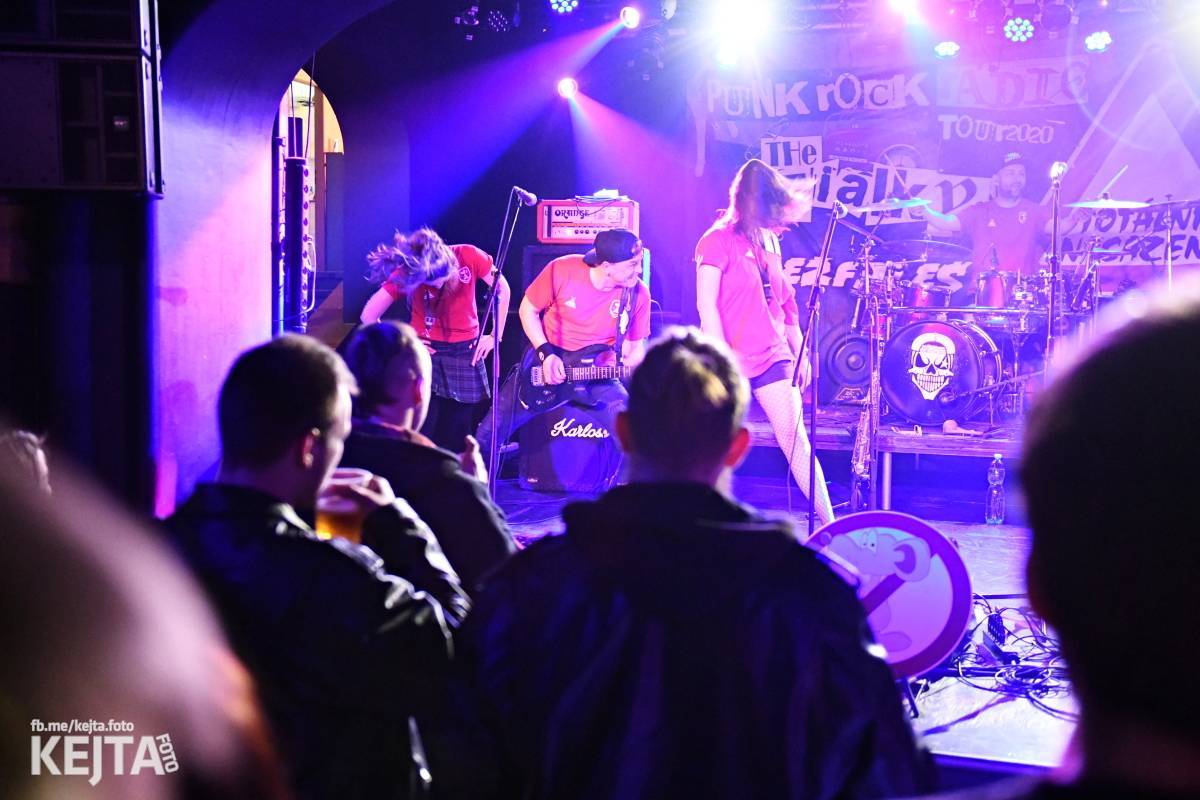 Punková nálada se linula klubem. Totální nasazení, The Fialky a Nežfaleš zakončili své turné