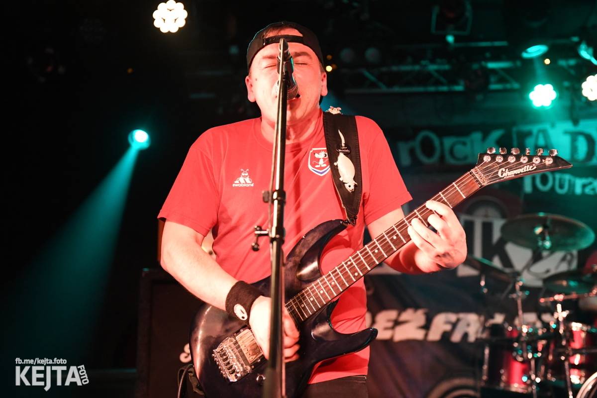 Punková nálada se linula klubem. Totální nasazení, The Fialky a Nežfaleš zakončili své turné