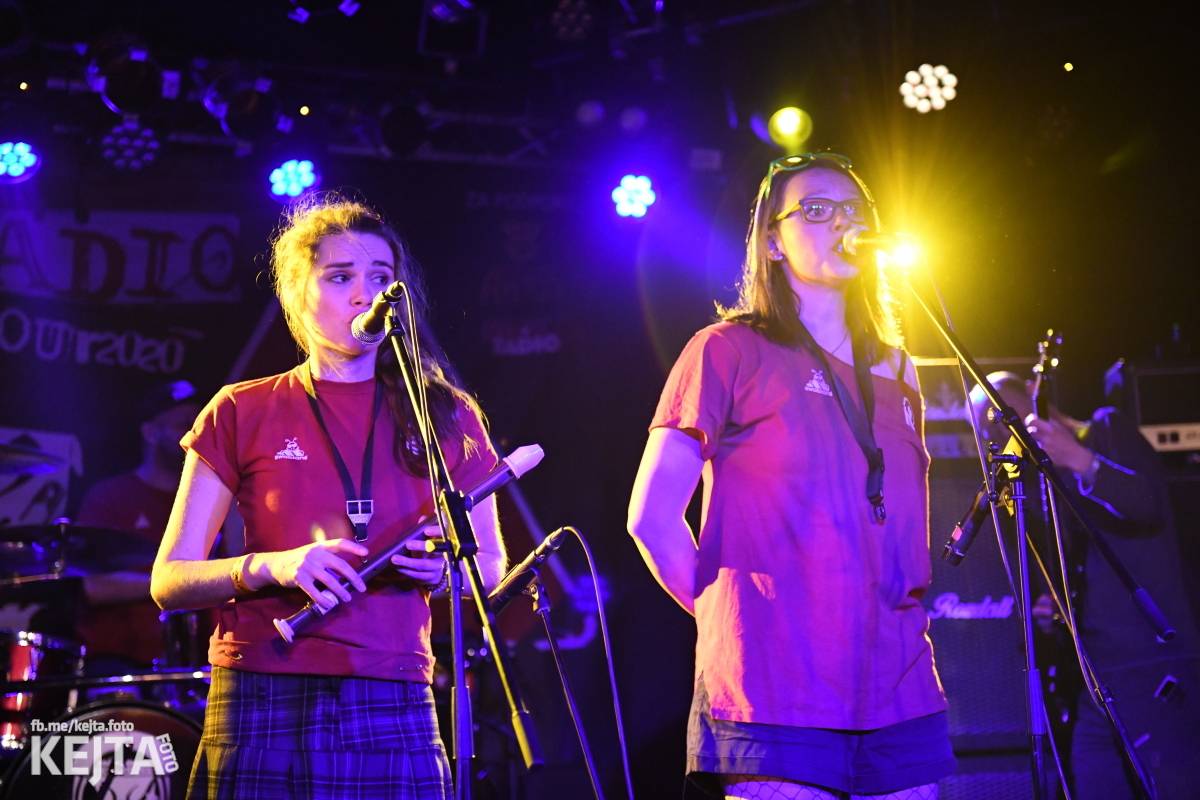 Punková nálada se linula klubem. Totální nasazení, The Fialky a Nežfaleš zakončili své turné