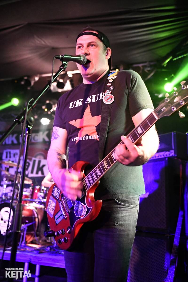 Punková nálada se linula klubem. Totální nasazení, The Fialky a Nežfaleš zakončili své turné