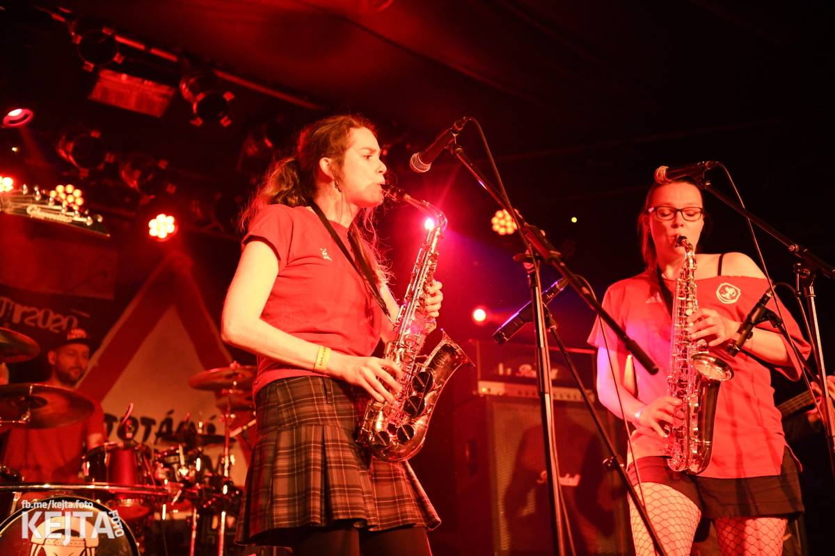 Punková nálada se linula klubem. Totální nasazení, The Fialky a Nežfaleš zakončili své turné