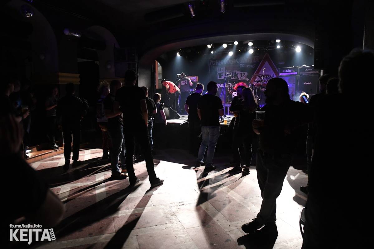 Punková nálada se linula klubem. Totální nasazení, The Fialky a Nežfaleš zakončili své turné