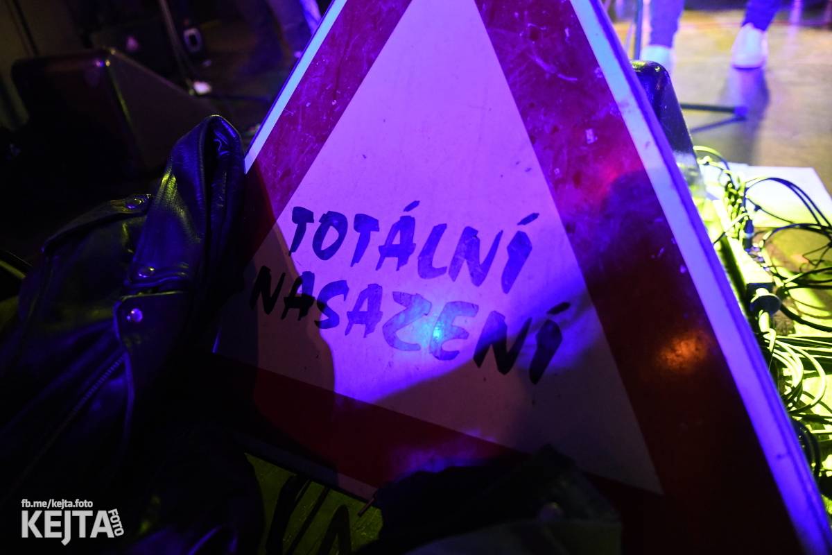 Punková nálada se linula klubem. Totální nasazení, The Fialky a Nežfaleš zakončili své turné