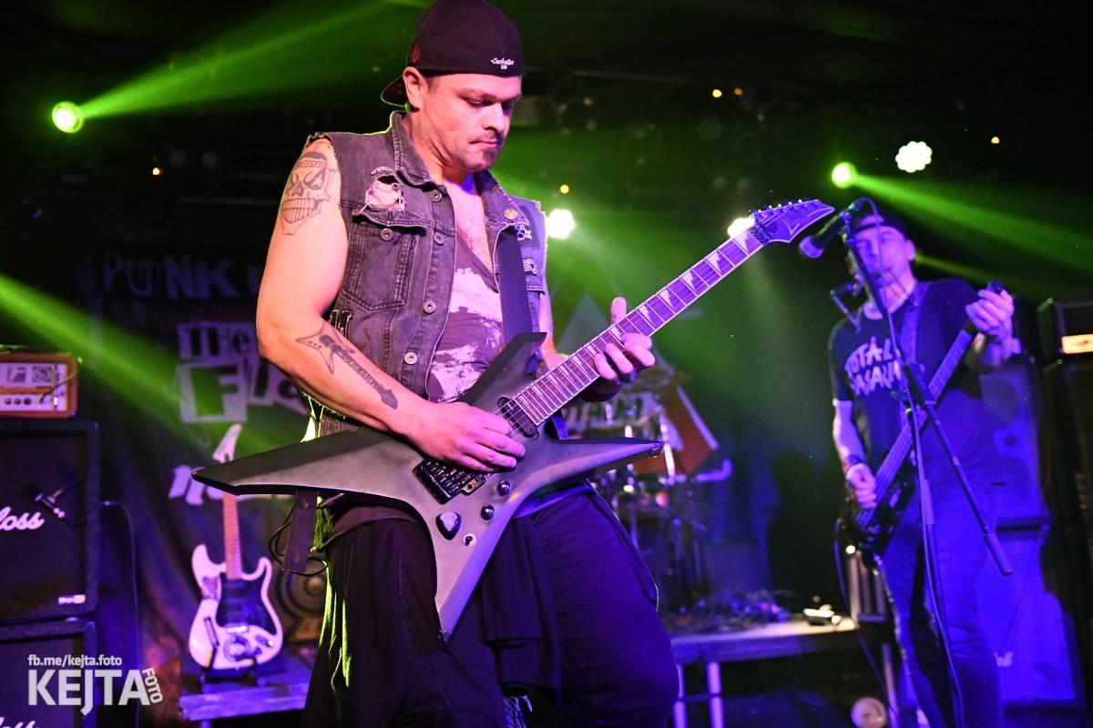 Punková nálada se linula klubem. Totální nasazení, The Fialky a Nežfaleš zakončili své turné