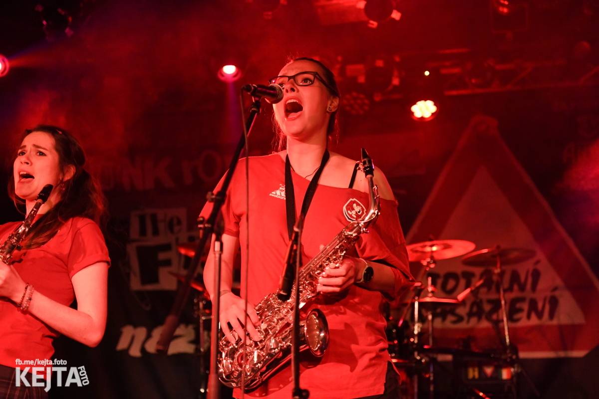 Punková nálada se linula klubem. Totální nasazení, The Fialky a Nežfaleš zakončili své turné