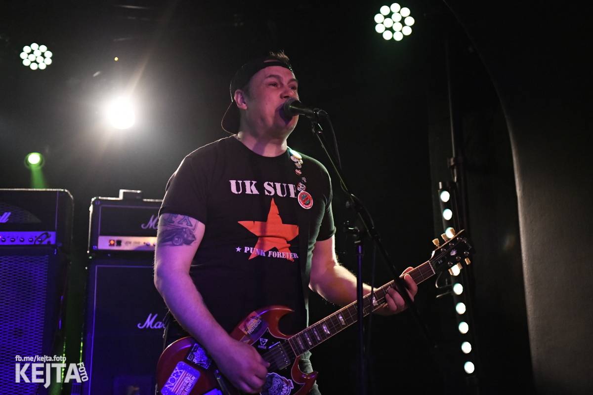 Punková nálada se linula klubem. Totální nasazení, The Fialky a Nežfaleš zakončili své turné