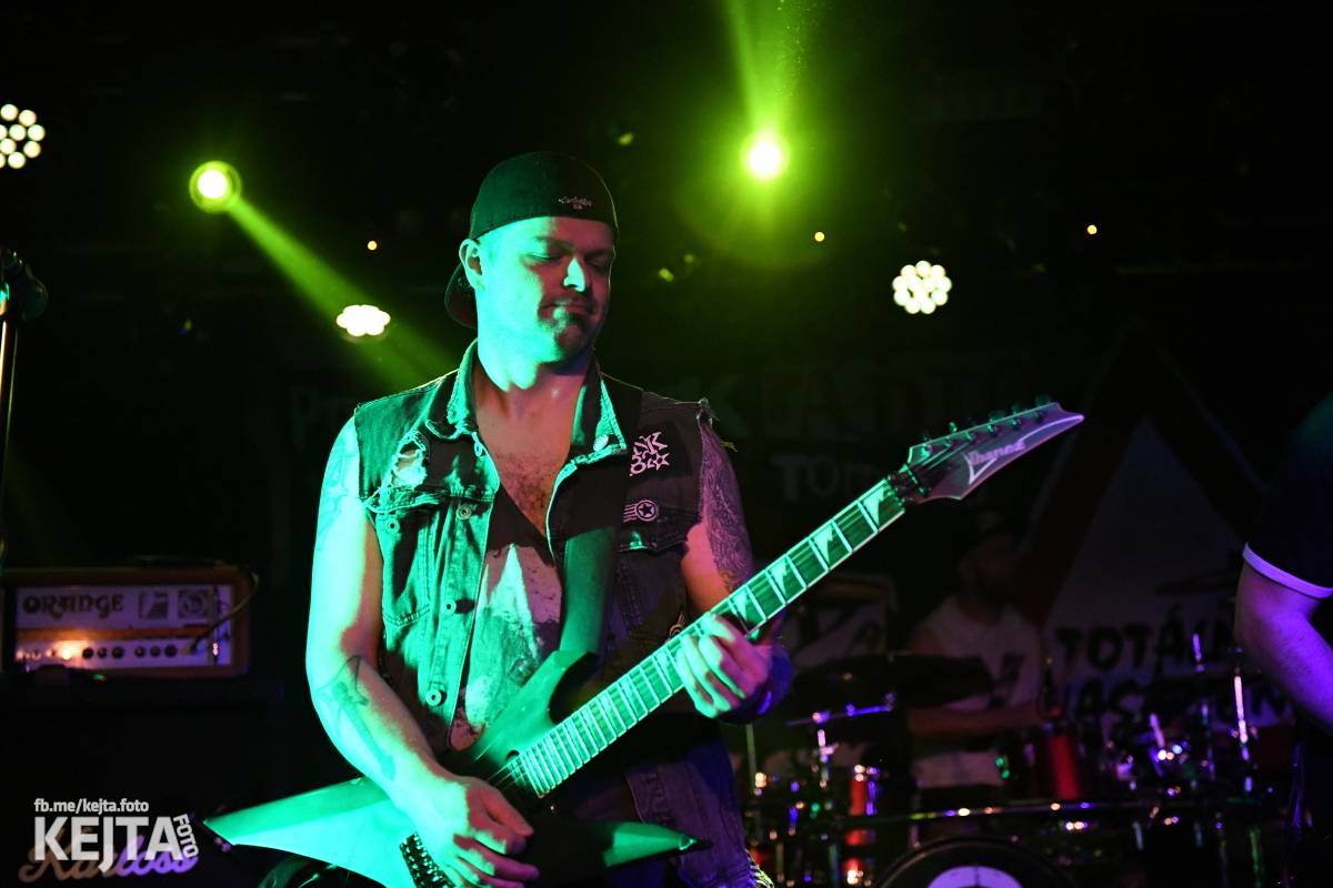 Punková nálada se linula klubem. Totální nasazení, The Fialky a Nežfaleš zakončili své turné