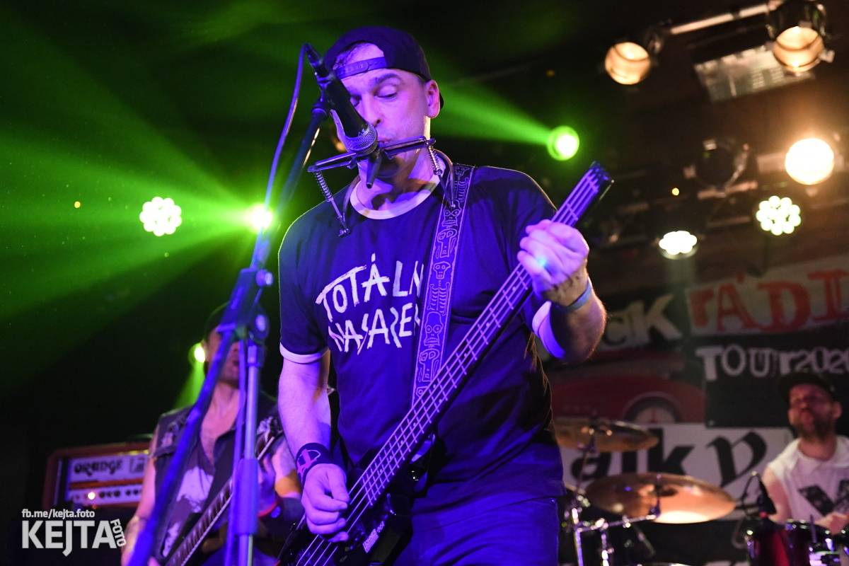 Punková nálada se linula klubem. Totální nasazení, The Fialky a Nežfaleš zakončili své turné