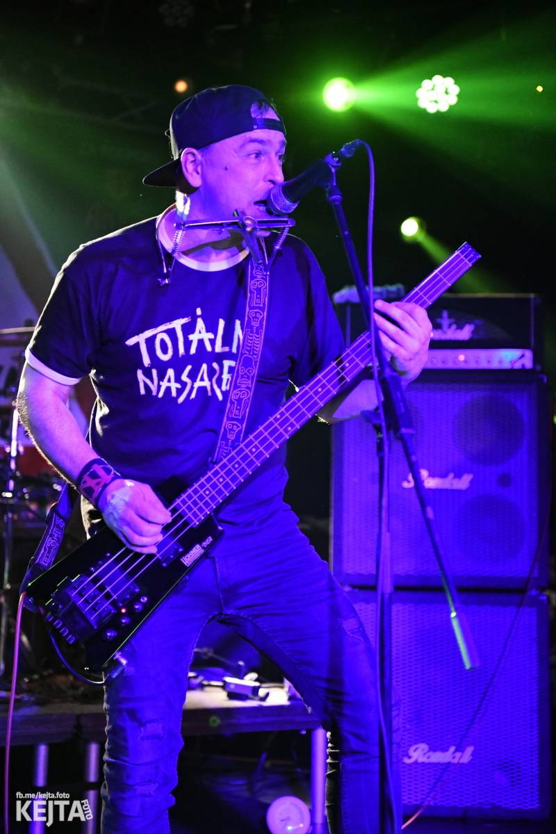 Punková nálada se linula klubem. Totální nasazení, The Fialky a Nežfaleš zakončili své turné