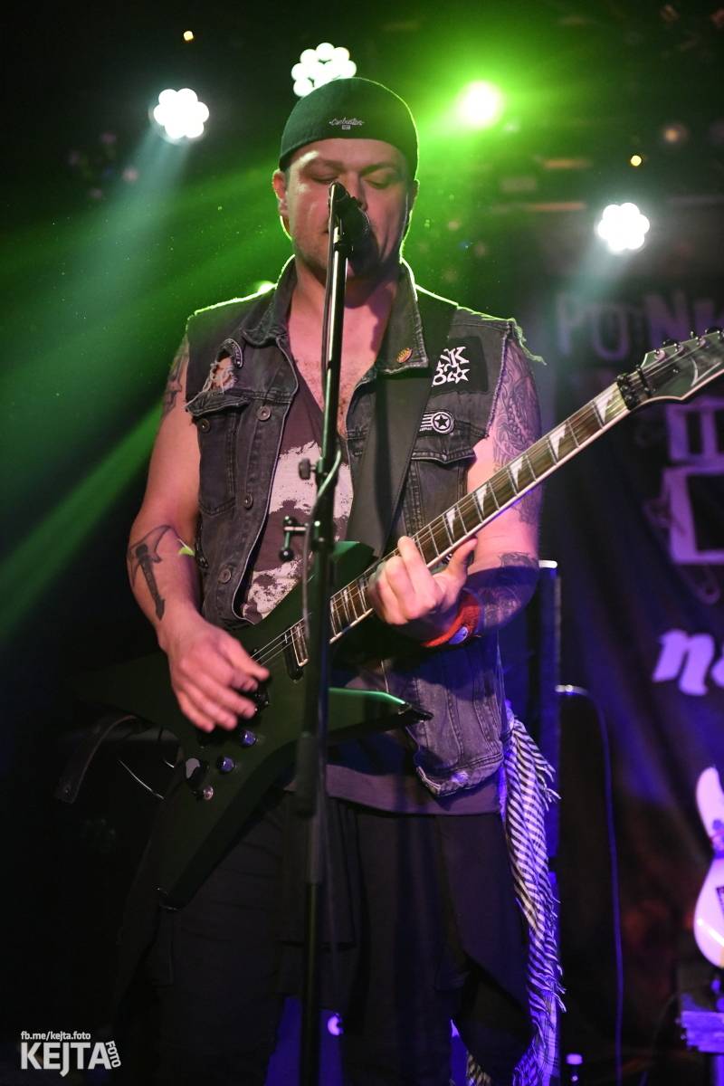 Punková nálada se linula klubem. Totální nasazení, The Fialky a Nežfaleš zakončili své turné