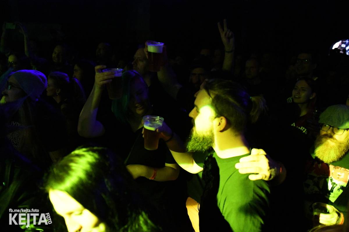 Punková nálada se linula klubem. Totální nasazení, The Fialky a Nežfaleš zakončili své turné