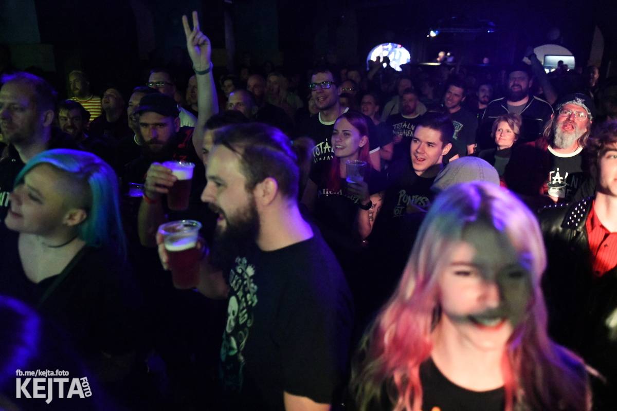 Punková nálada se linula klubem. Totální nasazení, The Fialky a Nežfaleš zakončili své turné