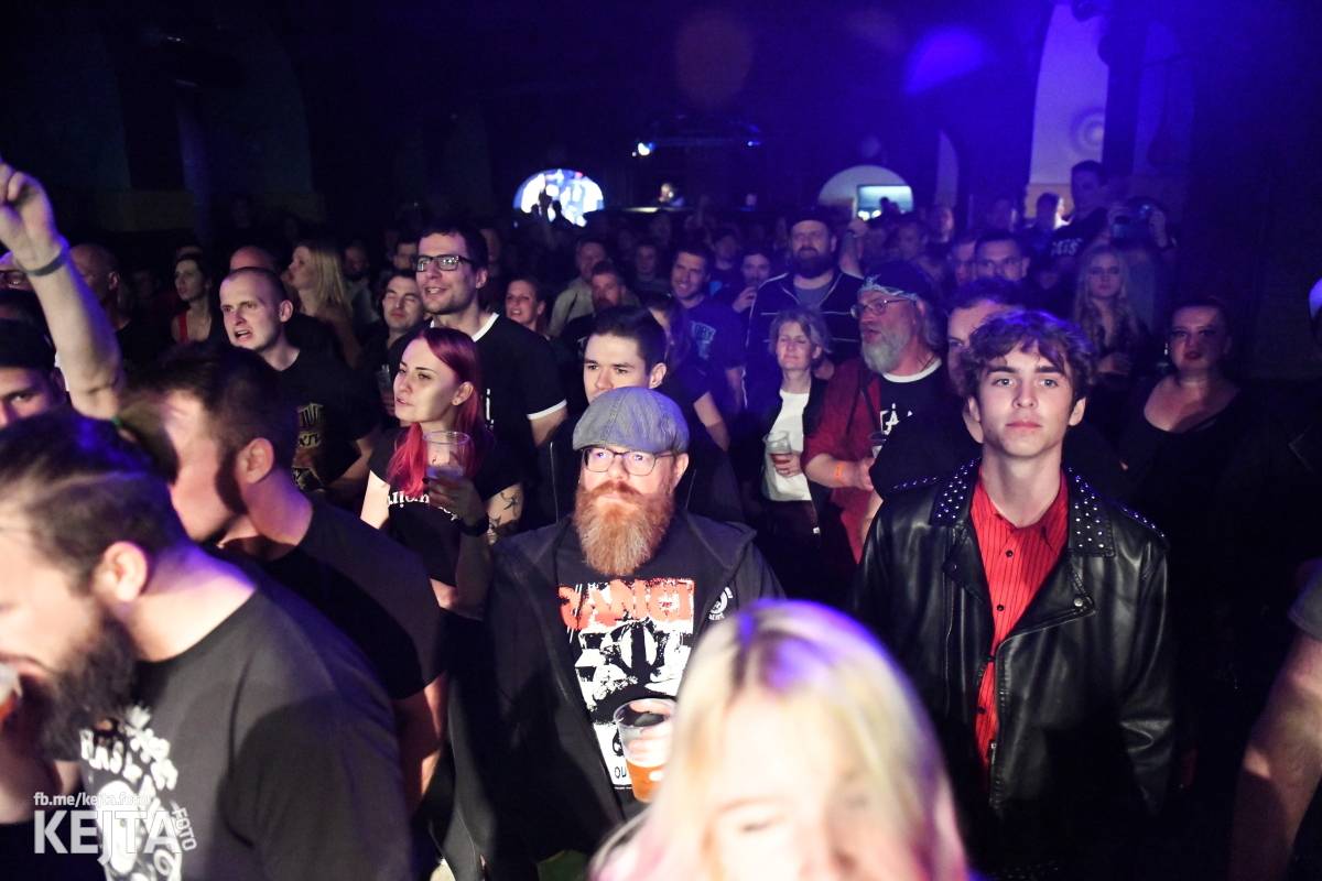 Punková nálada se linula klubem. Totální nasazení, The Fialky a Nežfaleš zakončili své turné