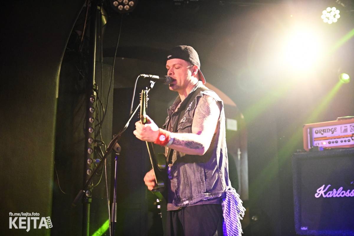 Punková nálada se linula klubem. Totální nasazení, The Fialky a Nežfaleš zakončili své turné