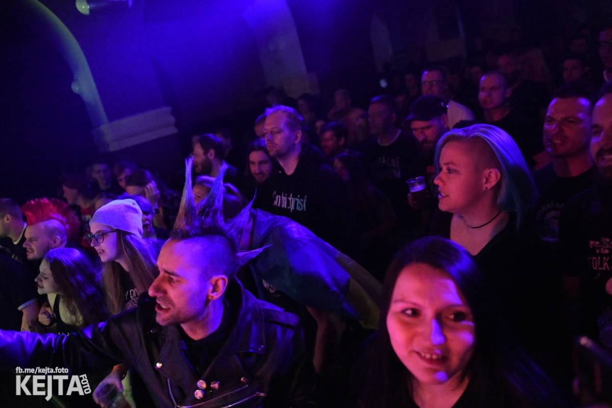 Punková nálada se linula klubem. Totální nasazení, The Fialky a Nežfaleš zakončili své turné