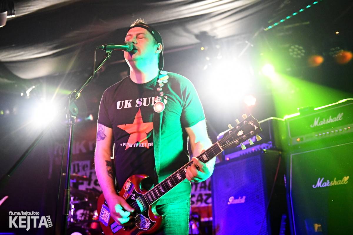 Punková nálada se linula klubem. Totální nasazení, The Fialky a Nežfaleš zakončili své turné