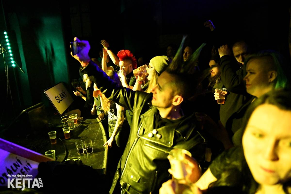 Punková nálada se linula klubem. Totální nasazení, The Fialky a Nežfaleš zakončili své turné