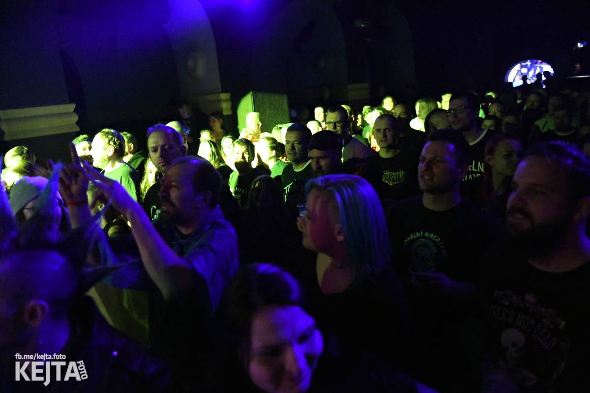 Punková nálada se linula klubem. Totální nasazení, The Fialky a Nežfaleš zakončili své turné