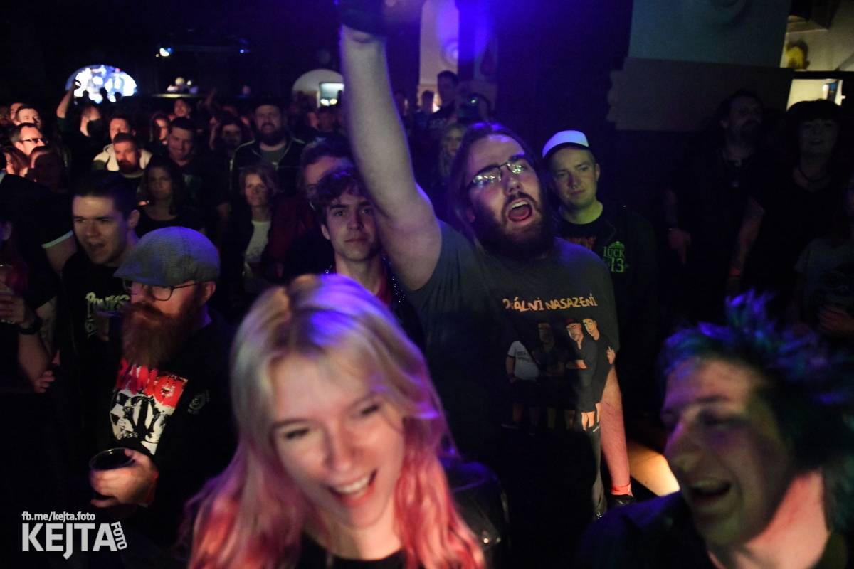 Punková nálada se linula klubem. Totální nasazení, The Fialky a Nežfaleš zakončili své turné