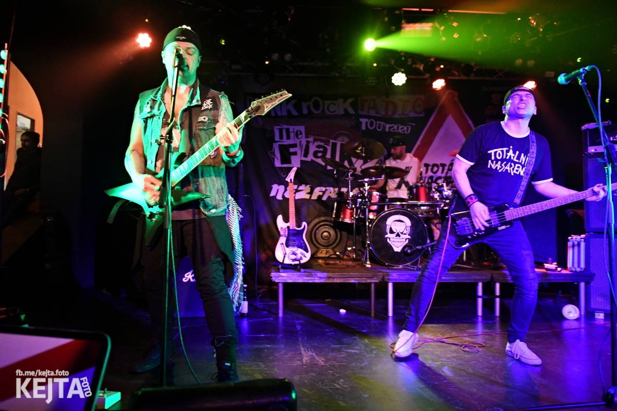 Punková nálada se linula klubem. Totální nasazení, The Fialky a Nežfaleš zakončili své turné