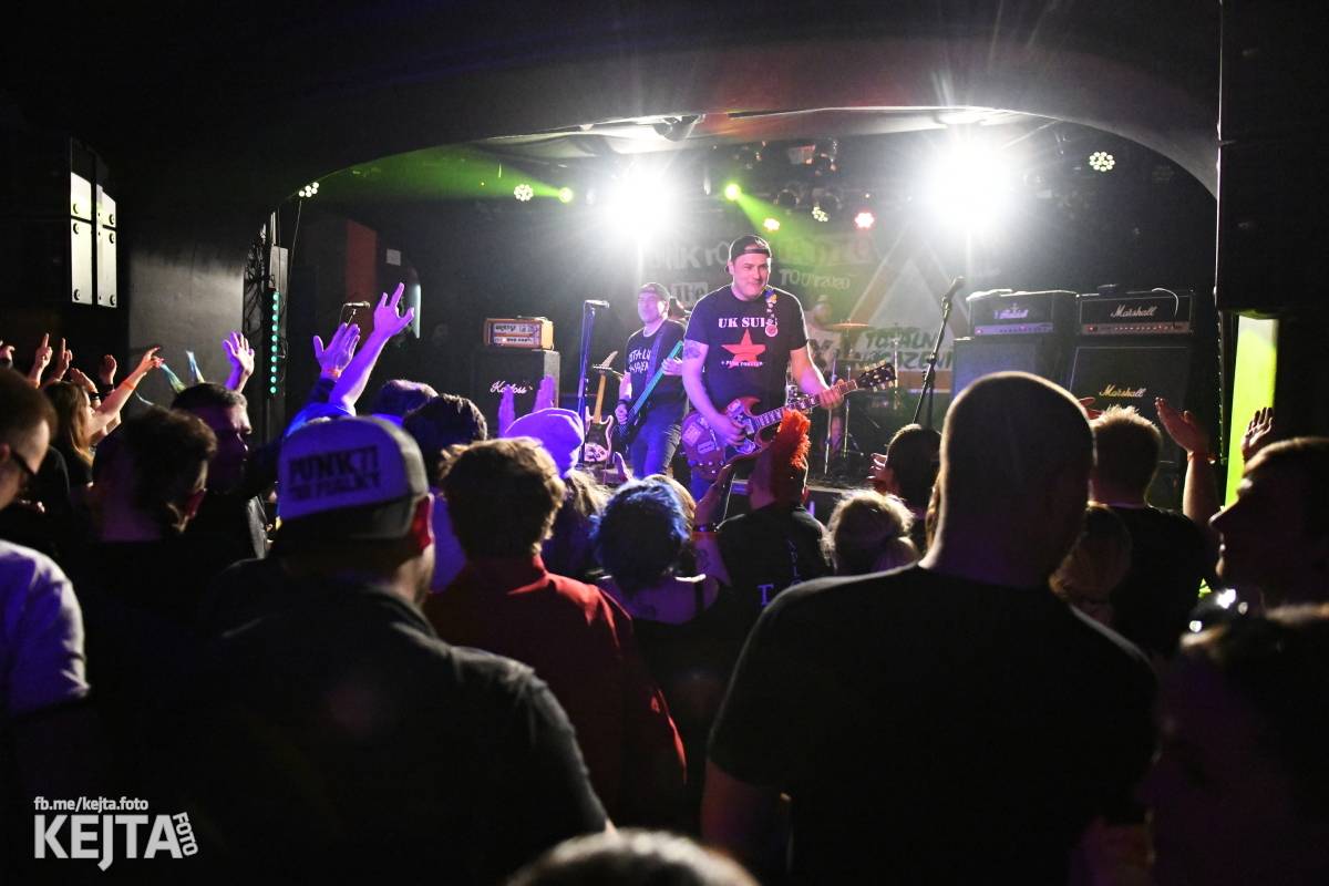 Punková nálada se linula klubem. Totální nasazení, The Fialky a Nežfaleš zakončili své turné