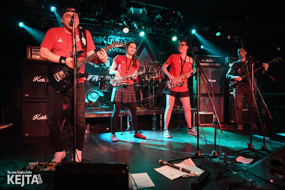 Punková nálada se linula klubem. Totální nasazení, The Fialky a Nežfaleš zakončili své turné