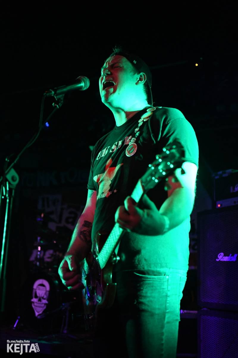 Punková nálada se linula klubem. Totální nasazení, The Fialky a Nežfaleš zakončili své turné