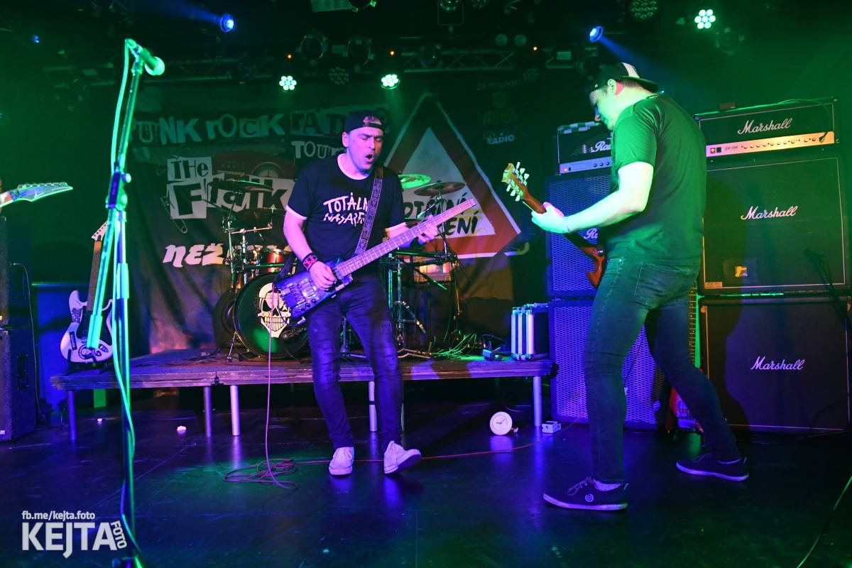 Punková nálada se linula klubem. Totální nasazení, The Fialky a Nežfaleš zakončili své turné
