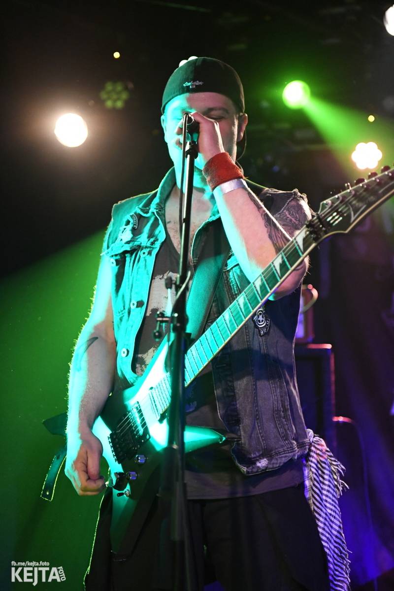 Punková nálada se linula klubem. Totální nasazení, The Fialky a Nežfaleš zakončili své turné