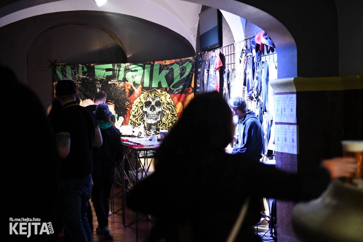 Punková nálada se linula klubem. Totální nasazení, The Fialky a Nežfaleš zakončili své turné