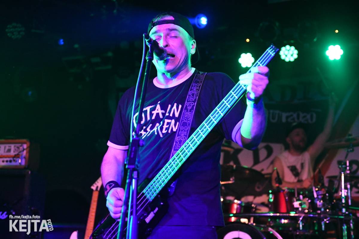 Punková nálada se linula klubem. Totální nasazení, The Fialky a Nežfaleš zakončili své turné