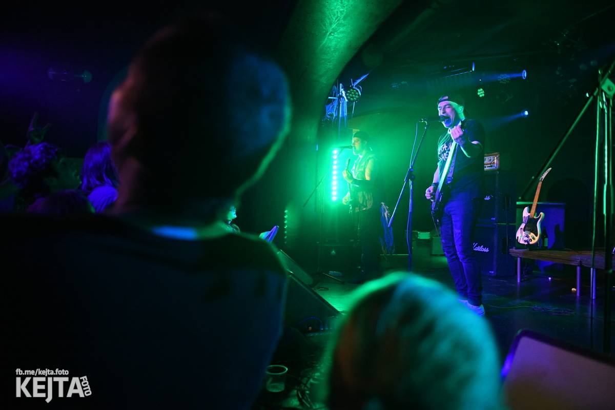 Punková nálada se linula klubem. Totální nasazení, The Fialky a Nežfaleš zakončili své turné