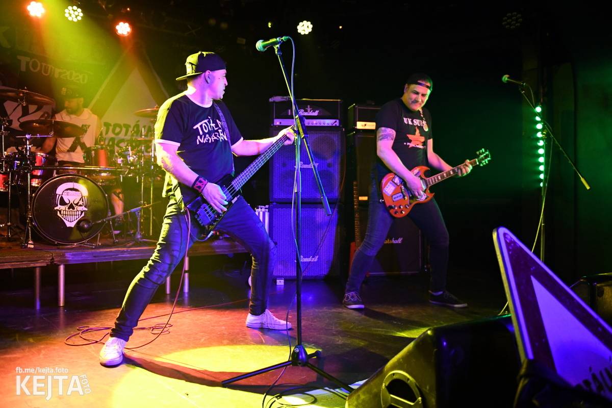 Punková nálada se linula klubem. Totální nasazení, The Fialky a Nežfaleš zakončili své turné