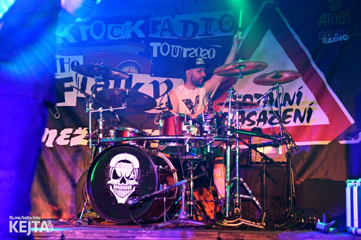 Punková nálada se linula klubem. Totální nasazení, The Fialky a Nežfaleš zakončili své turné