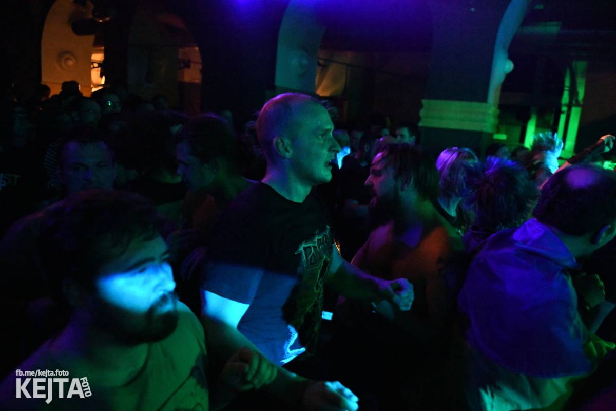 Punková nálada se linula klubem. Totální nasazení, The Fialky a Nežfaleš zakončili své turné